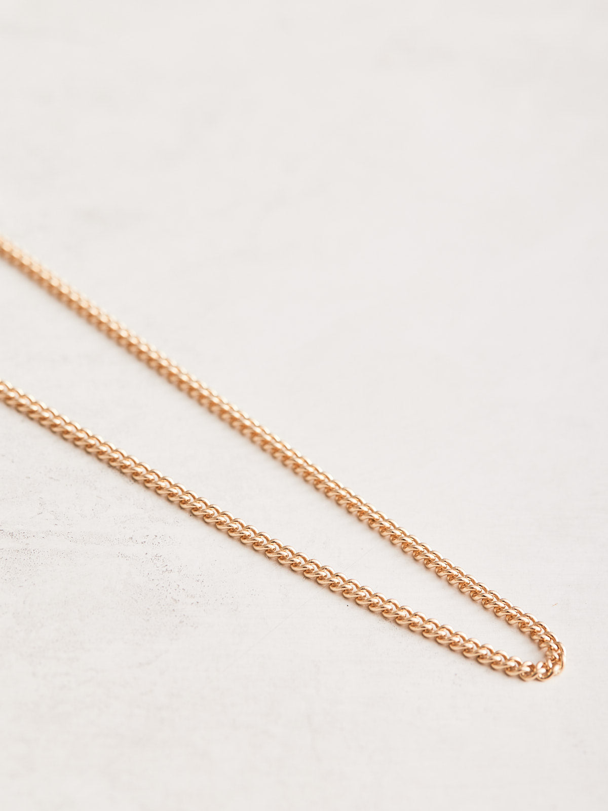 14k Gold Curb Chain, available in different materials and lengths.