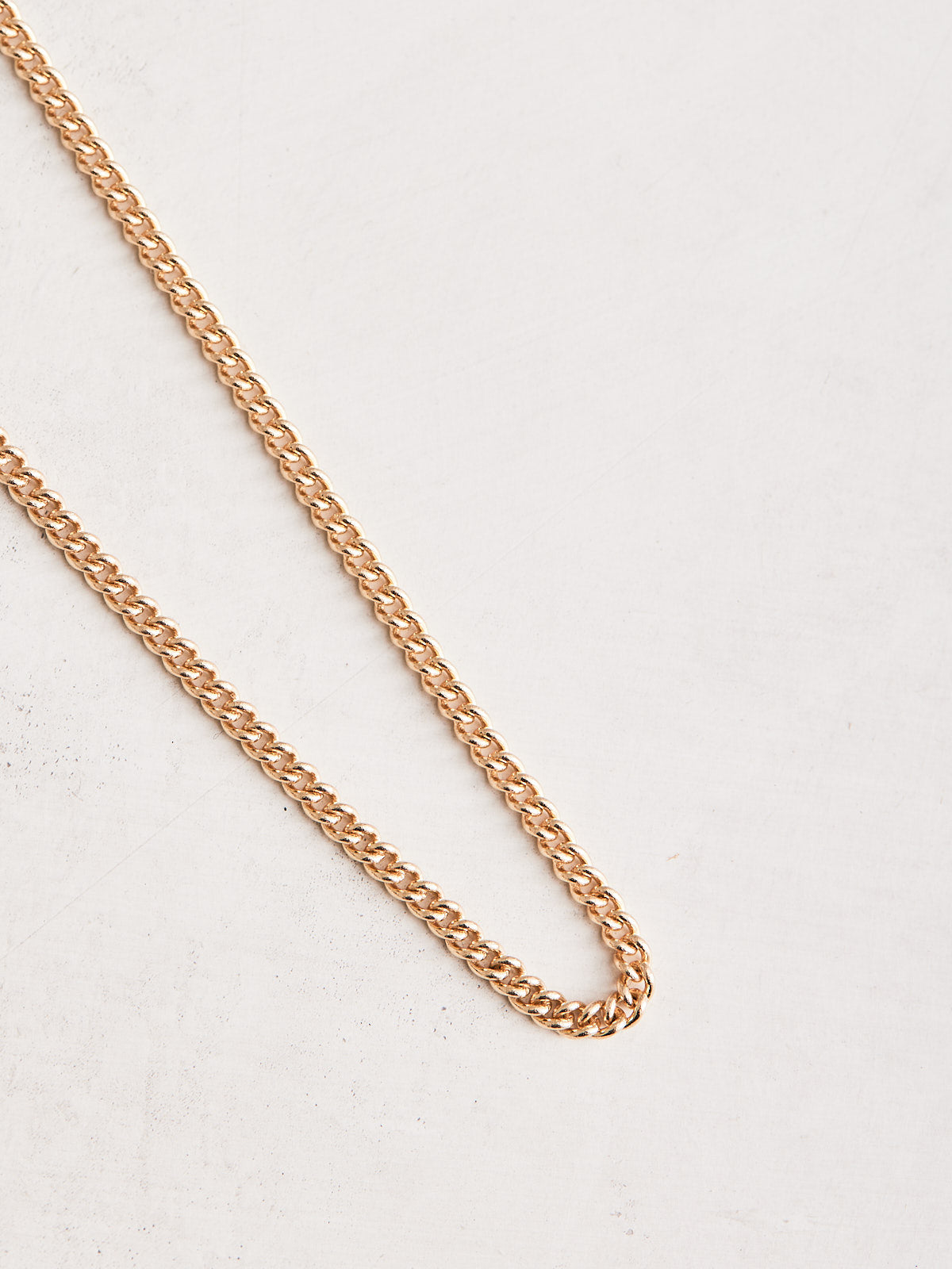 14k Gold Curb Chain, available in different materials and lengths.